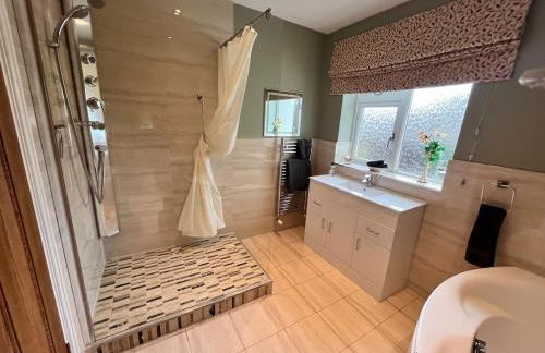 Spacious modern three Bedroom Bungalow ample parking - Foto 8