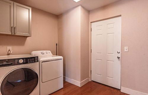 Huge Cozy Home with Many Bedrooms in Ivywild - Foto 62