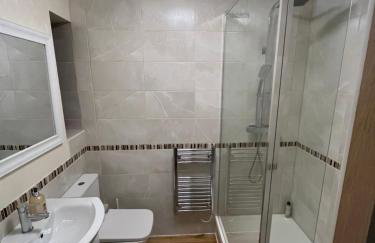 New city flat, 3 x double bed en-suite bedrooms, private kitchen & lounge, free private parking & own workspaces - Foto 7