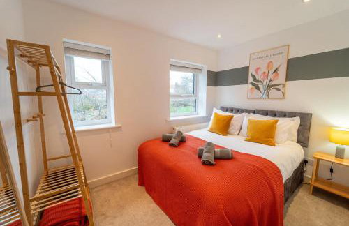 Modern 4-Bedroom Home, Ideal for Relocation, Ideal for Leisure Stays, Guests 8, Free WiFi - Foto 3