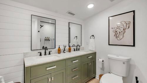 Spacious 4BD - Central Stay with Backyard & Games - Foto 4, Shower