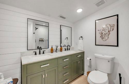 Spacious 4BD - Central Stay with Backyard & Games - Foto 4