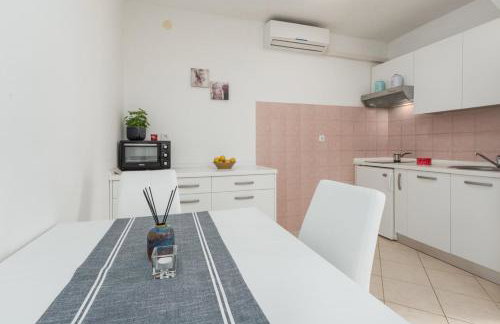 Apartment Susnjici 2 with Pool, Children Playground and Terrace - Photo 6