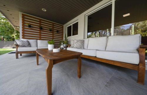 Boho House - Stylist Home with Parking and large Yard - Foto 22