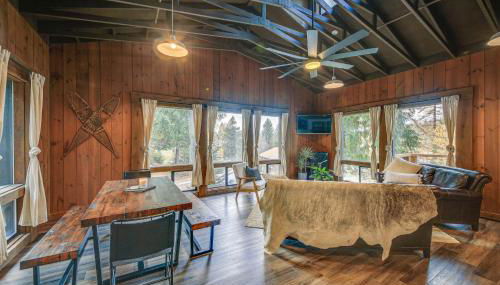 Bonners Ferry Cabin with Wraparound Deck and Views! - Foto 1