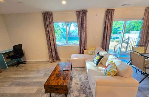 Lakefront Retreat • Private Yard + Fireplace - Foto 14