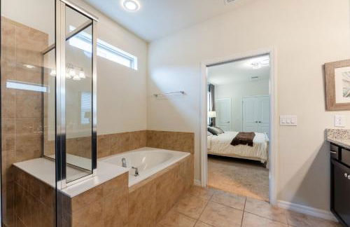 Luxury 8BR Villa with Pool, Spa, Theater & Game Room near Disney - Foto 77