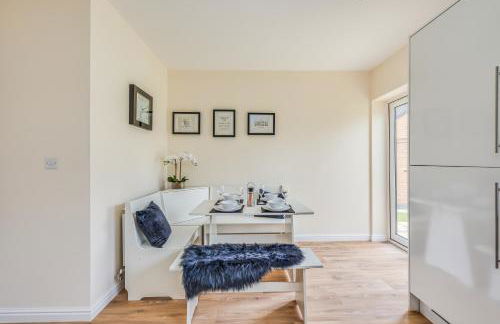 Beautiful Detached House with Driveway Parking, Study Room, Spacious Garden, Smart TVs and Fast Wifi by Yoko Property - Photo 23