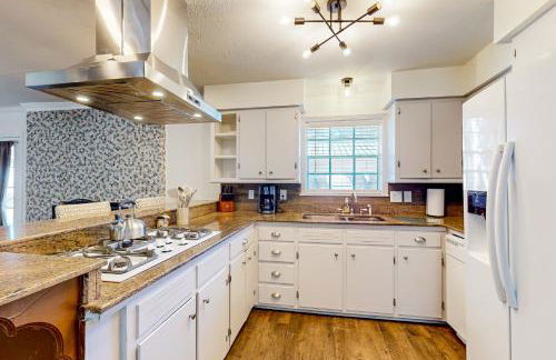 Poolside Bliss! Christian Pass Family Home with Yard - Foto 10