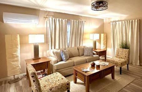 1 bed with washer dryer in unit, soaker tub near Field of Dreams - Foto 1