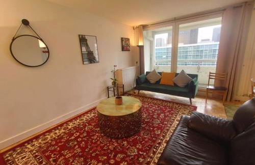 5 mn (450 m) walk Metro/La Defense/Netflix/Parking - Foto 8