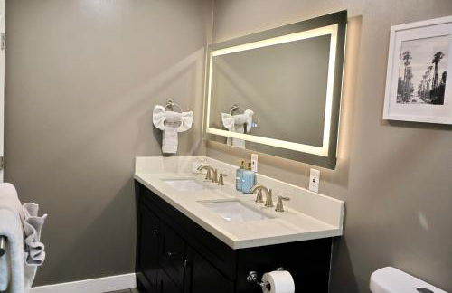 2 Masters, Newly renovated with new furnishings - 4BR 3BA - Photo 33