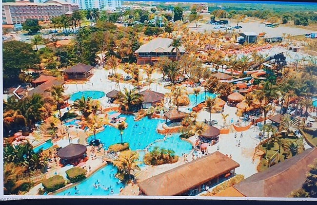 Frente ao Parque da Lagoa Quente, Apto particular com varanda e vista piscinas, com tela de proteção - Foto 42