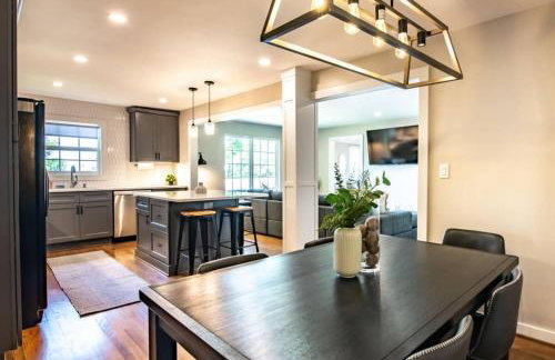 Family Retreat in Birmingham, 7BR 4BA - Photo 8