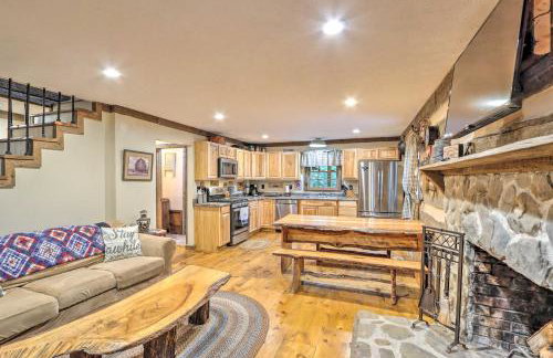 Cozy Creekside Mountain Escape w/ Hot Tub! - Foto 6