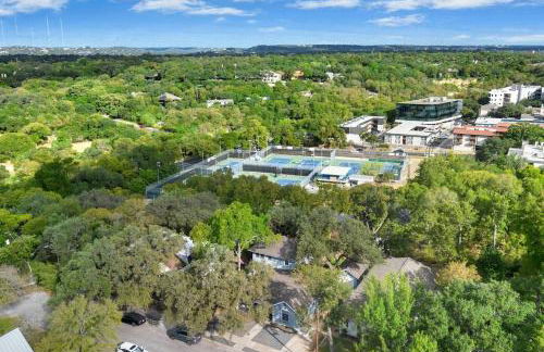 2025 New Build Victorian Gem on UT, 4BR, 2BA Downtown with Free Parking - Foto 27