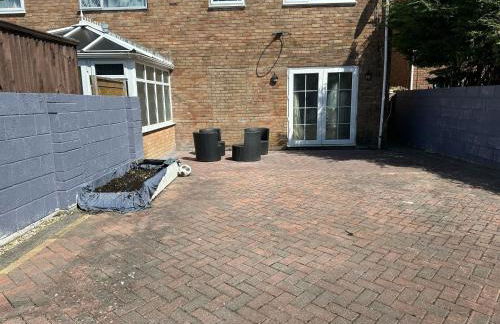 Stylish & Cosy Home in Bridgend with free parking - Photo 37