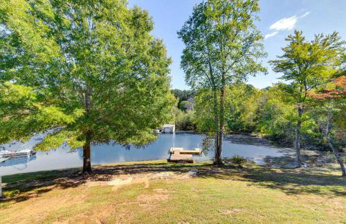 Waterfront Lake Hickory Retreat with Private Dock! - Foto 14