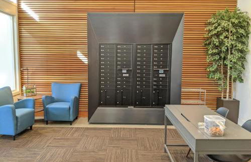 A premier smart condo with parking - Foto 29