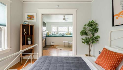 Stay Portland - PDX Art Deco Lounge - Local Eateries, Bars & Shops - Photo 5