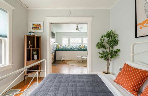 Stay Portland - PDX Art Deco Lounge - Local Eateries, Bars & Shops - Photo 5