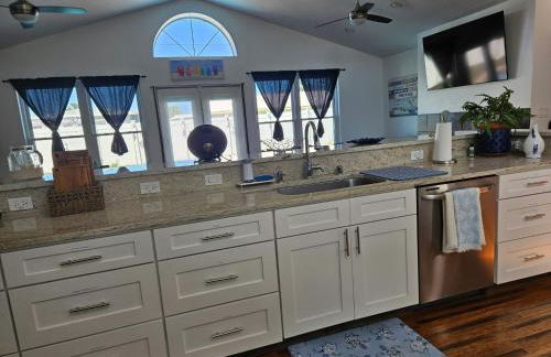 Walk to waves Beautiful 3-Bedroom with pool steps from beach - Foto 19