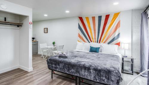 Newly Renovated Bright Studio - Photo 2
