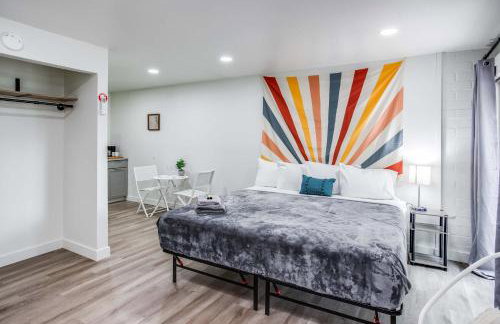 Newly Renovated Bright Studio - Photo 2