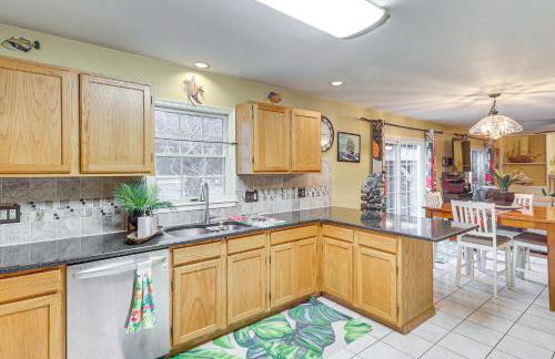 Spacious Trappe Getaway with Outdoor Pool and Gazebo! - Foto 9