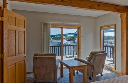 Custom Waterfront Lodge, 4 bed, 4 Bath, Sleeps 12! - Foto 18