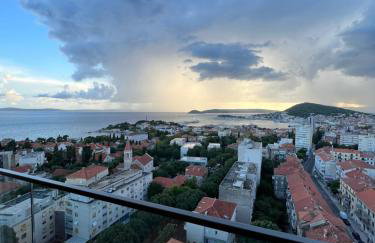 Apartment Touch The Sky Split - Photo 5