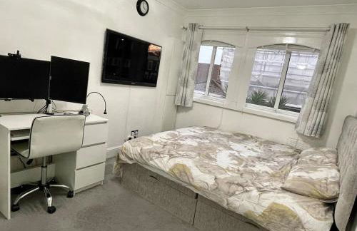 3 Bedroom House with a Private Garden - Foto 8