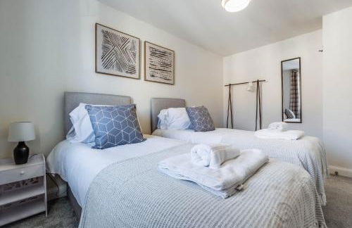 Beautiful and comfortable home away from home with free parking, fast wifi and white crisp hotel standard linen hosted by Our Home Short Stays - Photo 20