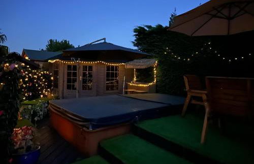 Romantic Swiss Cabin Hideaway & Hot Tub Spa Pool - Foto 28