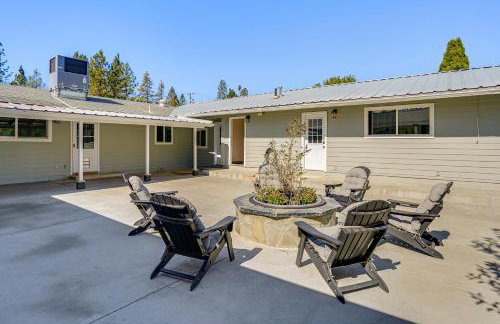 Backyard Oasis with Hot Tub and Views Weaverville Gem - Foto 24