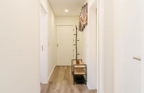 Spacious & Stylish Flat with Garage by HostWise - Foto 36