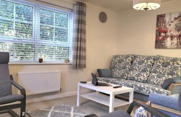 Modern Comfy 3 Bed Home - Free 2 space driveway - Free road parking - Free Netflix - Foto 12