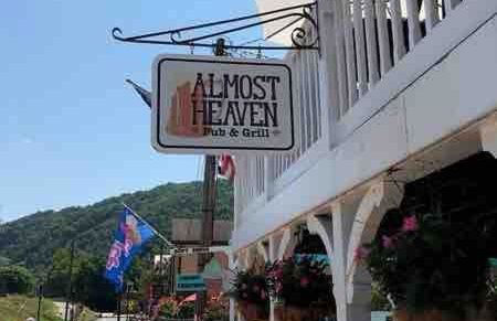 Day Street - Walk to Harpers Ferry NP - Foto 6