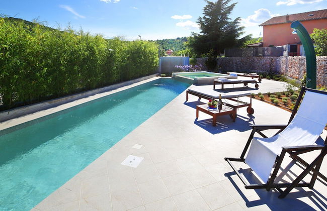 Deluxe Villa in Šibenik near Lake - Photo 30