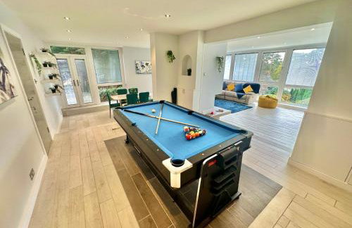 5 Bed House - Pool - Hot Tub - Sauna - Pool Table - Near New Forest and Beach - Sleeps 12 - Photo 2