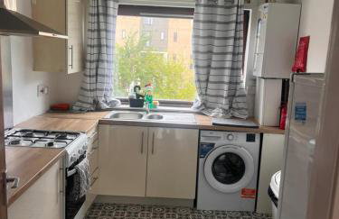Chic 2 Bed Apartment with Free Parking- Recently Redecorated, 10 Minutes to City Centre - Foto 26