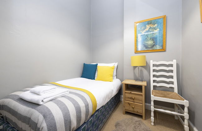 JOIVY 3-Bed Meadows Flat Near Castle & Royal Mile - Photo 3