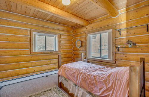 Deck and Pond Views! 2-Acre, Woodsy Rocky Mtn Haven - Foto 13