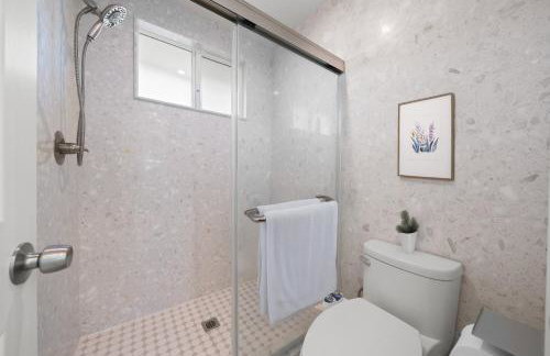 Entire Private Home with 3 Bedrooms 2 Bathrooms, with Garage, Gated Yard, King Bed House, Available Now - Foto 43