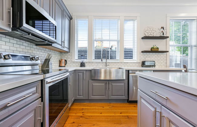 Spacious 5BR Urban Retreat with Balcony & Pool - Foto 44