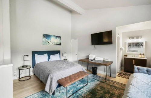 Guest Favorite Spacious Remodeled 2 Bdrm 2 Ba Mountain Views - Photo 22