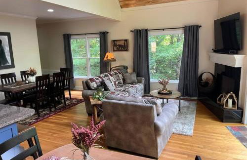 Helen, GA Bear Paw Haus 4 bdrm, sleeps 10, fire pit, pool table, on Golf course - Foto 11