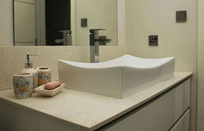 Modern 2-bed Sleeps 4 With Balcony - Photo 9