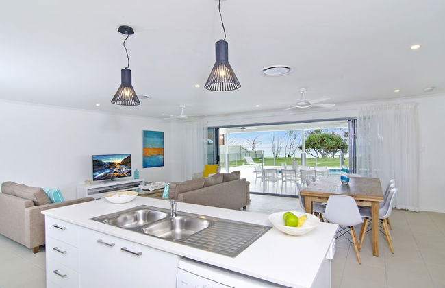 Sentosa at Tugun Beachfront Holiday Home - Photo 9