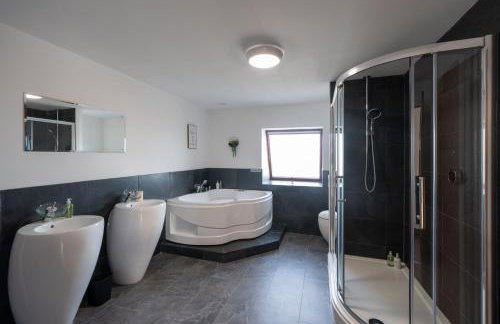 Woodside Barn Sleeps 14 with Hot Tub - Photo 15